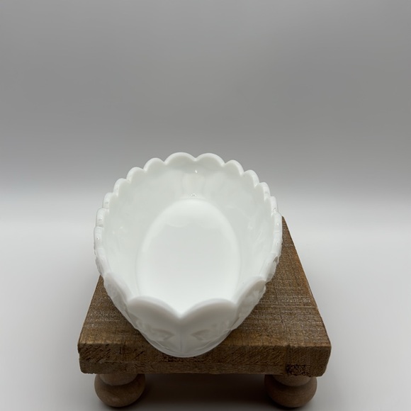 Vintage Westmoreland White Milk Glass Scalloped Edge Dish with Grape Design - Picture 3 of 8